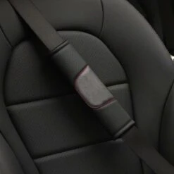 Luxe Gordel Covers - Set Van 2 Gordelhoezen - Zwart Leather Look - Zachte Gordel Hoes Beschermer - Ook Voor Kinderen - Audi / Mercedes / BMW / Toyota / Skoda / Volkswagen / Peugeot / Renault / Volvo - Auto Accessoires - Gordelhoes Gordelbeschermer